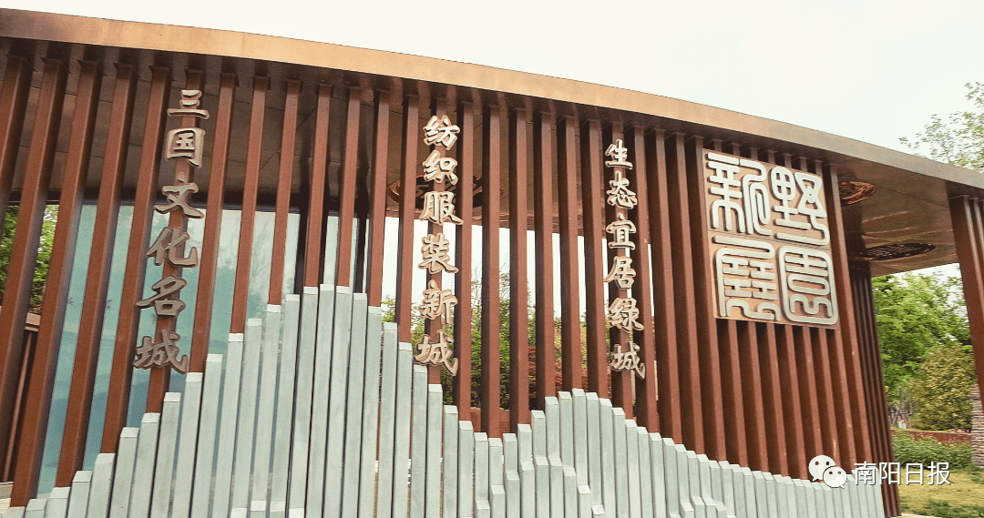 形式建造,由山形景墙,夹绢玻璃山水画流水墙,三国故事文字等景观组成