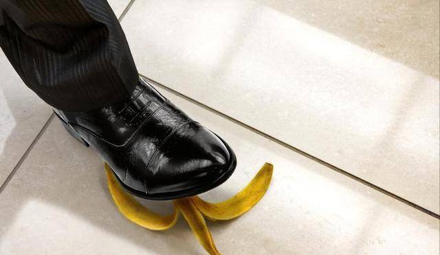 大爷不慎踩香蕉皮摔倒却将扔香蕉皮的女子告上法庭法院判了