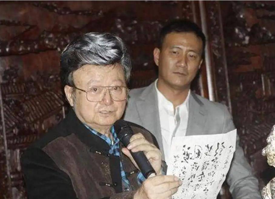 胡松华与侄子胡军由于彼此都忙于国内国外演出,他们只能把父母和岳