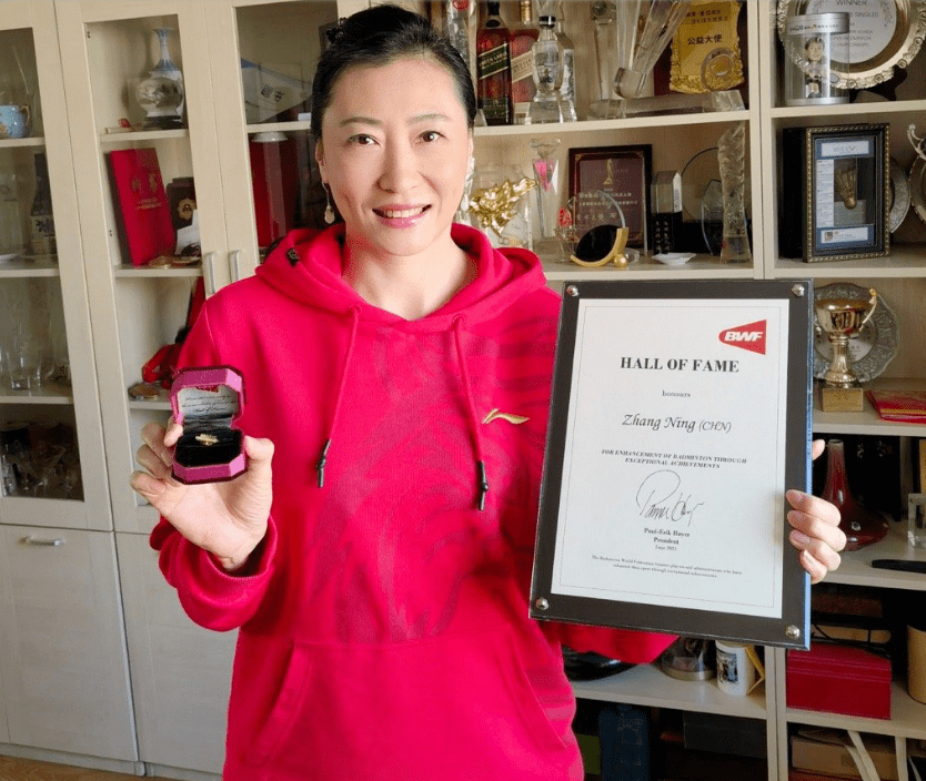 后来李昂又创办了体育公司,成为了一个事业有成的ceo.