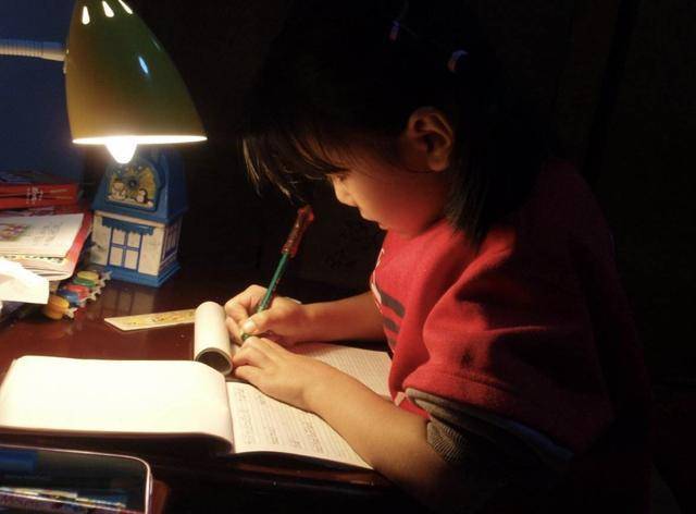 王先生的女儿上小学,每天晚上写作业都写到很晚,这让他有些不理解