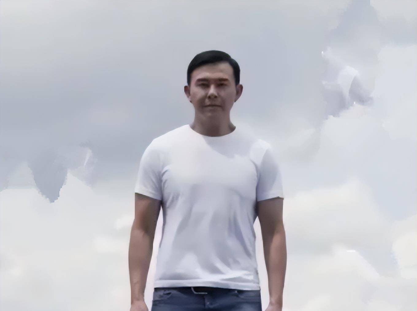 "刘晋元"王禄江近照,留胡子一身肌肉男人味足,51岁未婚零绯闻_观众