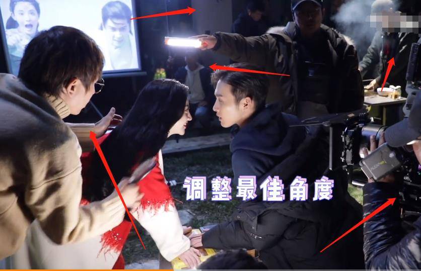 原创司藤烧烤吻花絮景甜戏里主动亲吻我却关注她的戏外反应