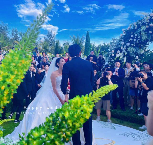 王彦霖夫妇领证现场照曝光,穿大红情侣装,路人视角下夫妻相超足_佳妮