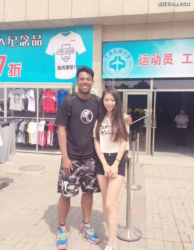 当然和混血儿祝铭震交往也需要很大的勇气,因为祝铭震皮肤和我们还是