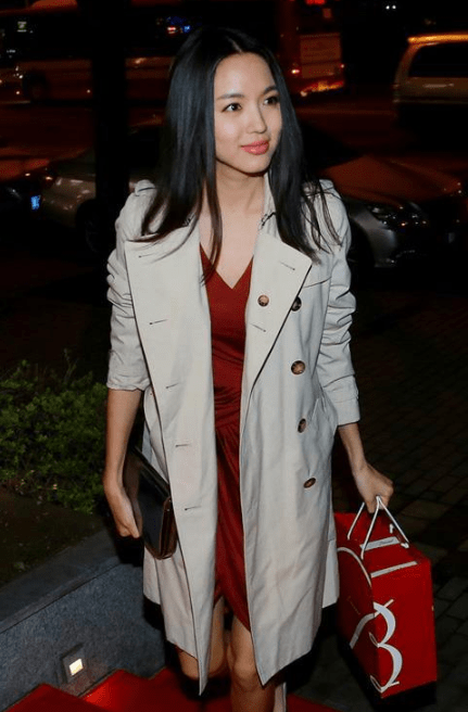 她叫张梓琳,河北石家庄人,身高182厘米.