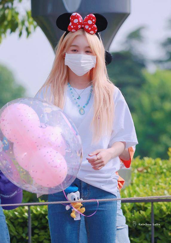 徐梦洁金发造型超可爱白色t恤搭蓝色喇叭牛仔裤清爽活力