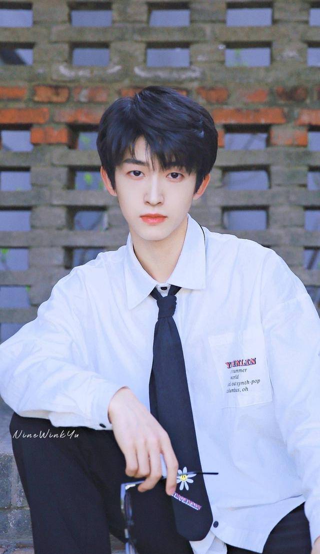 into1刘宇造型又被槽脸比墙都刷的白女明星都不敢这么涂