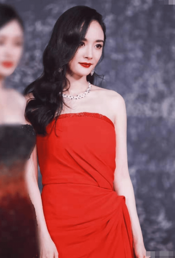 杨幂终于告别清纯装扮!