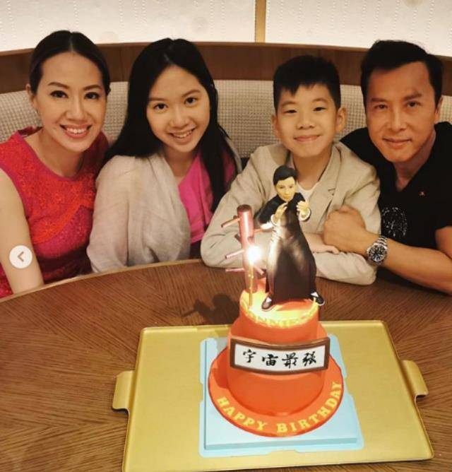 甄子丹全家福曝光,一双子女齐穿千元国产品牌,甄济如神似汪诗诗_基因