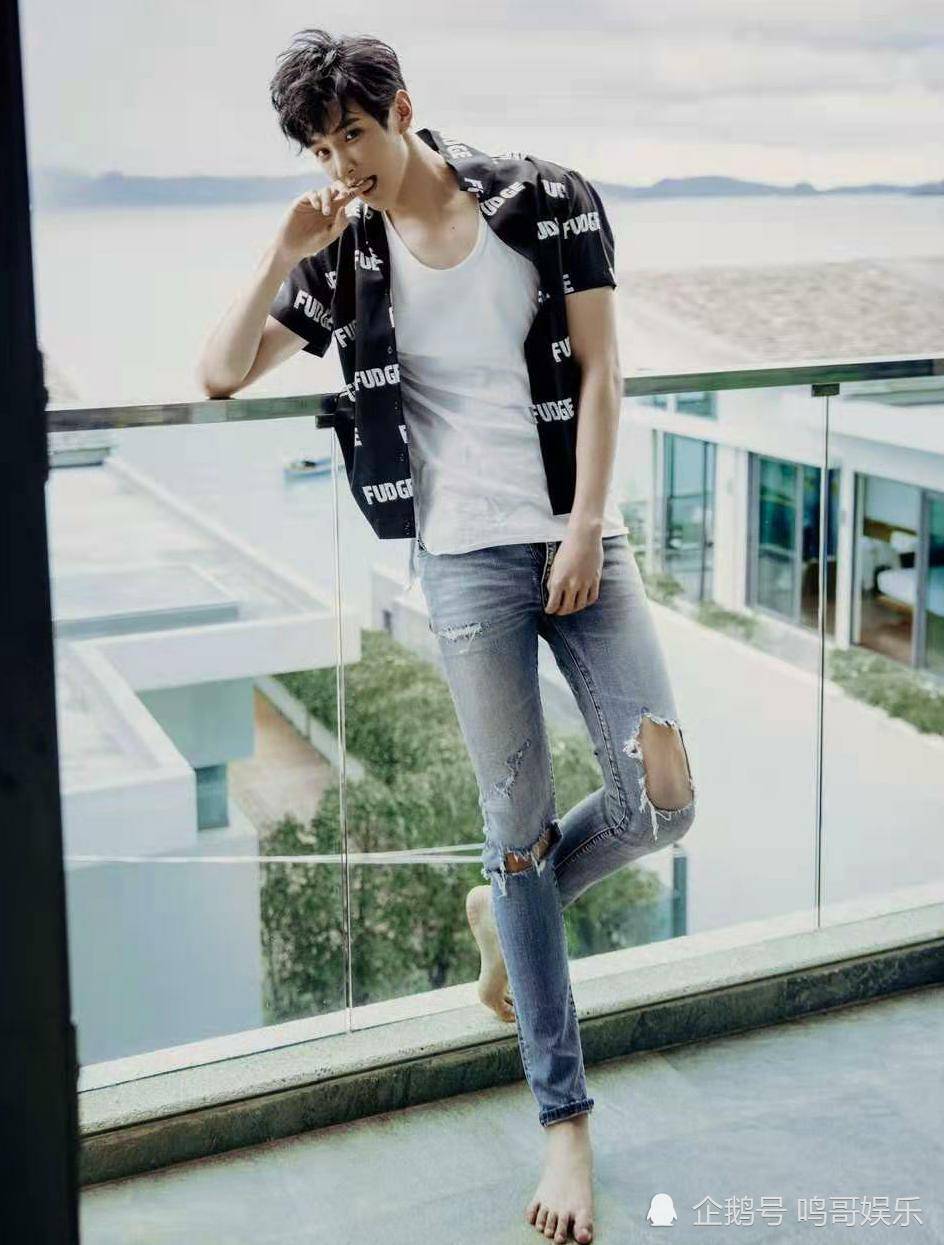 188的身高优势让他在选手中显得有些鹤立鸡群,由于腿长,在做动作的