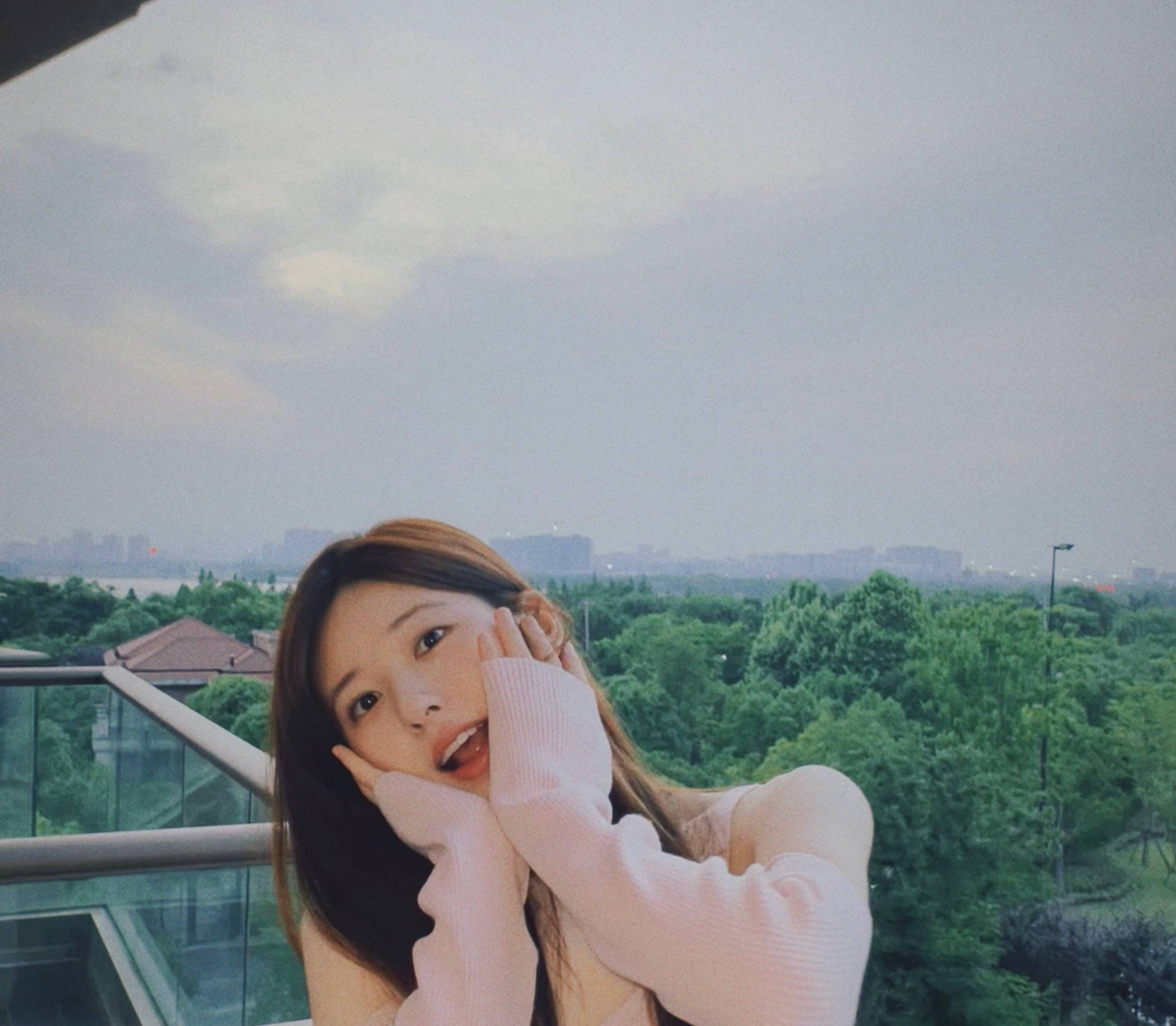 赵露思穿紧身背心身段窈窕 小露香肩气质又纯又欲