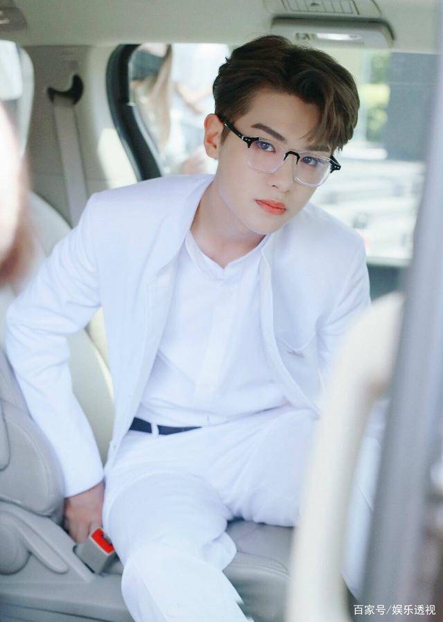 从路透中可见,邓伦身穿白蓝色衬衣及裤子,内搭白色t恤,颜值一如既往的