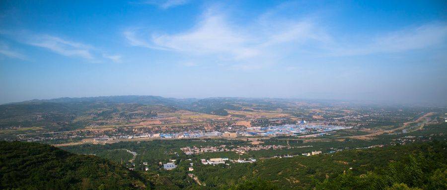 武當山是道教聖地,有著絕佳的山嶽風景,宏偉的建築規模,其中玄嶽門