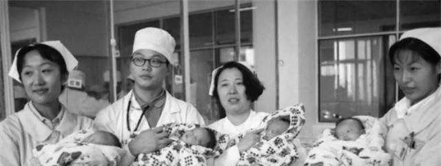 河南夫妻23年前生下龙凤四胞胎没钱抚养，如今有车有房生活幸福