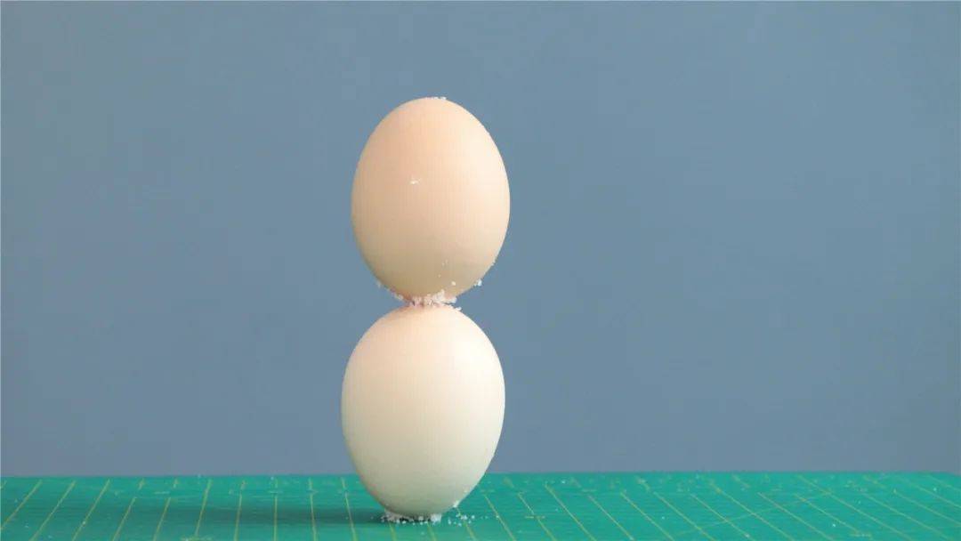 按照步骤(3)的方法,尝试将两枚鸡蛋叠立在桌面上.3.