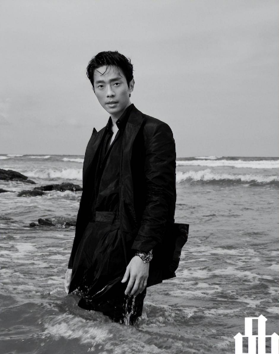 原创好久不见40岁张栋梁近况曝光脸瘦了一圈多了点沧桑感