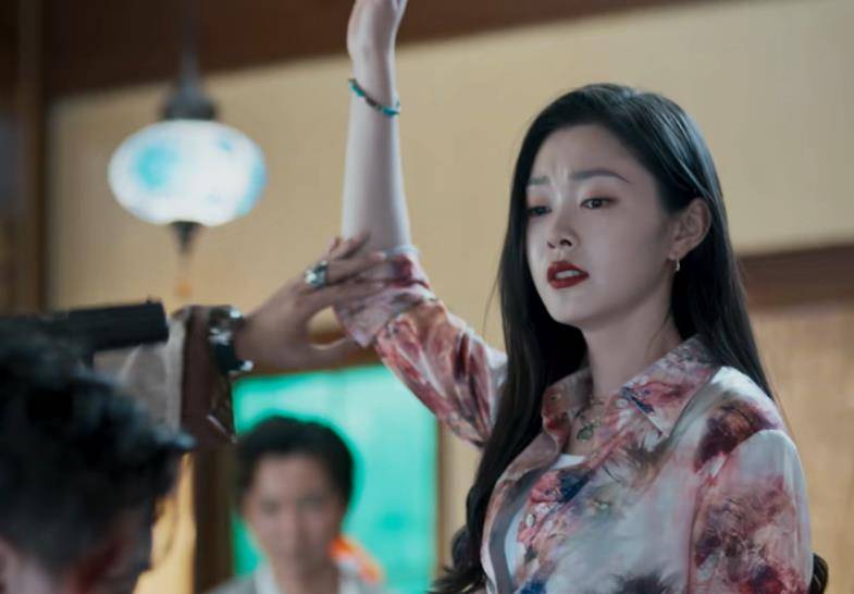 原创暗夜行者宋轶打了多少年轻女演员的脸给你们看看啥叫女人