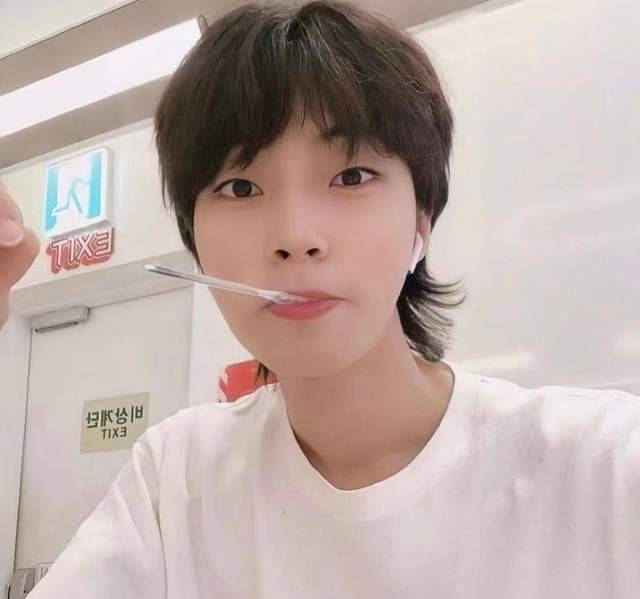 原创因女神降临爆火涨粉数百万他被对家眼红爆料整容前照片