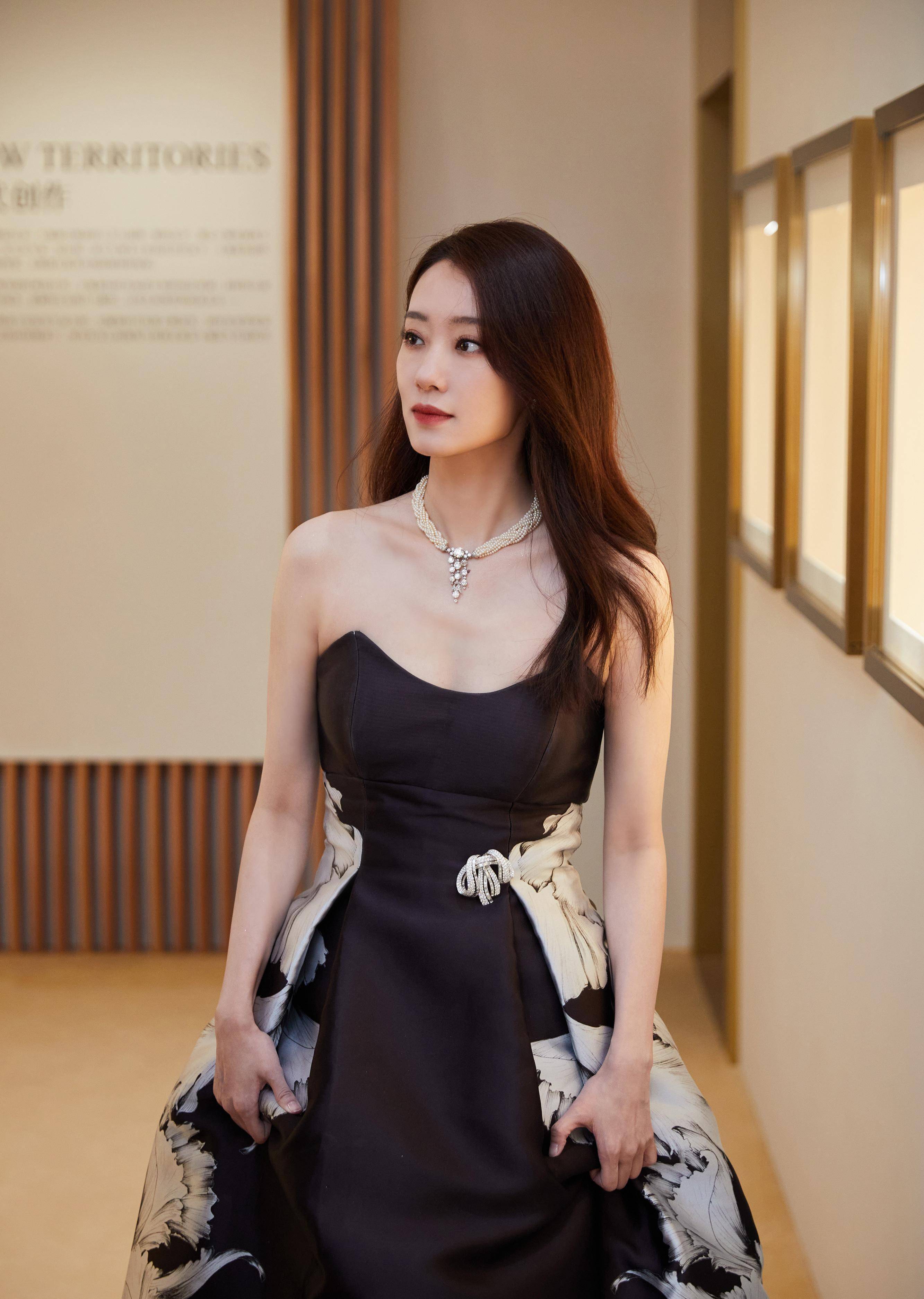 原创张小斐红了后变得更美了穿花苞裙甜美可人气场不输贾玲