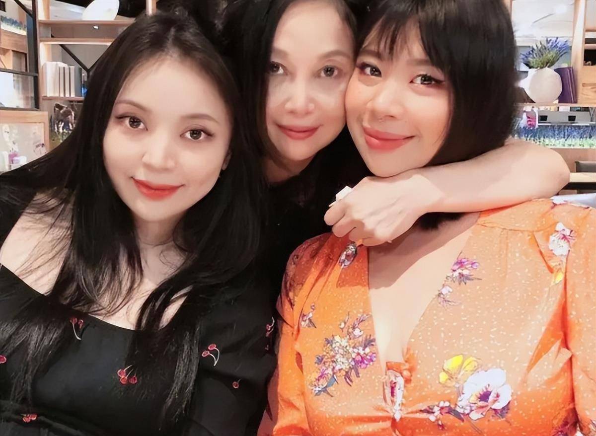 两个人开始在台湾一起生活,之后生下了两个孩子,生下孩子之后,朱卫茵