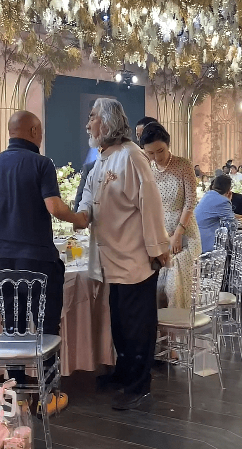 张纪中现身当证婚人，娇妻在旁只顾聊天，杜星霖闹脾气独自走开！