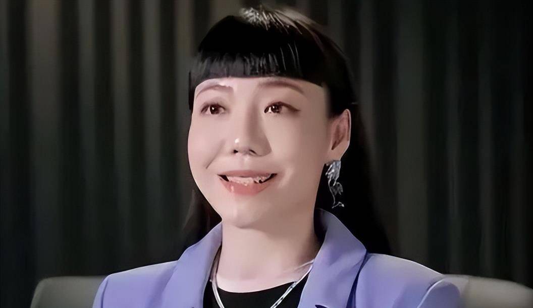 "跌落神坛"吴莫愁:狠赚1.3亿4人帮她穿鞋,如今却沦为资本弃儿