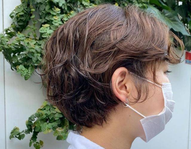 60岁阿姨选择什么发型显年轻?5款减龄发型,时髦好气质_头发_短发_显得