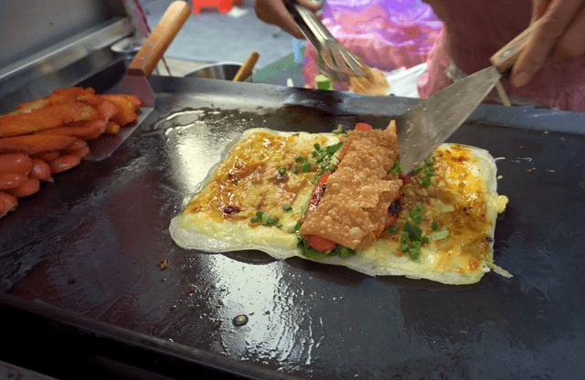 原创福建大姐路边卖鸡蛋饼8元一份现做现吃晚6点出摊日入几千元