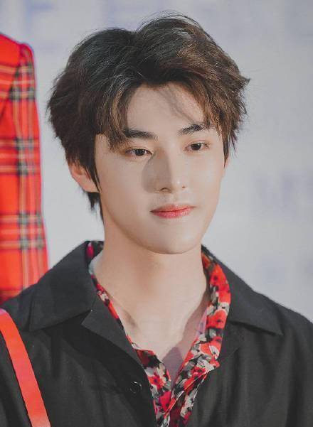 unine首张ep终于发布,李汶翰戴钥匙耳环,寓意解锁_陈宥维_嘉羿_舞台