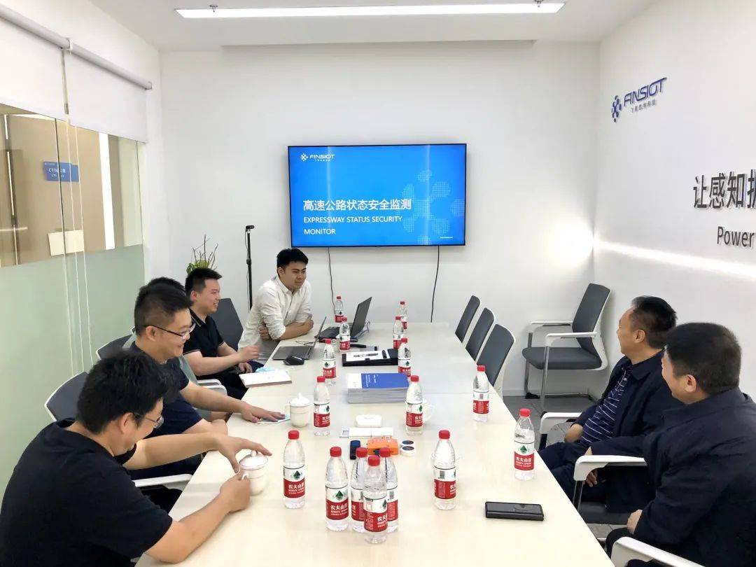 在交流中,眉山市交通局局长范纯文对飞英思特打造