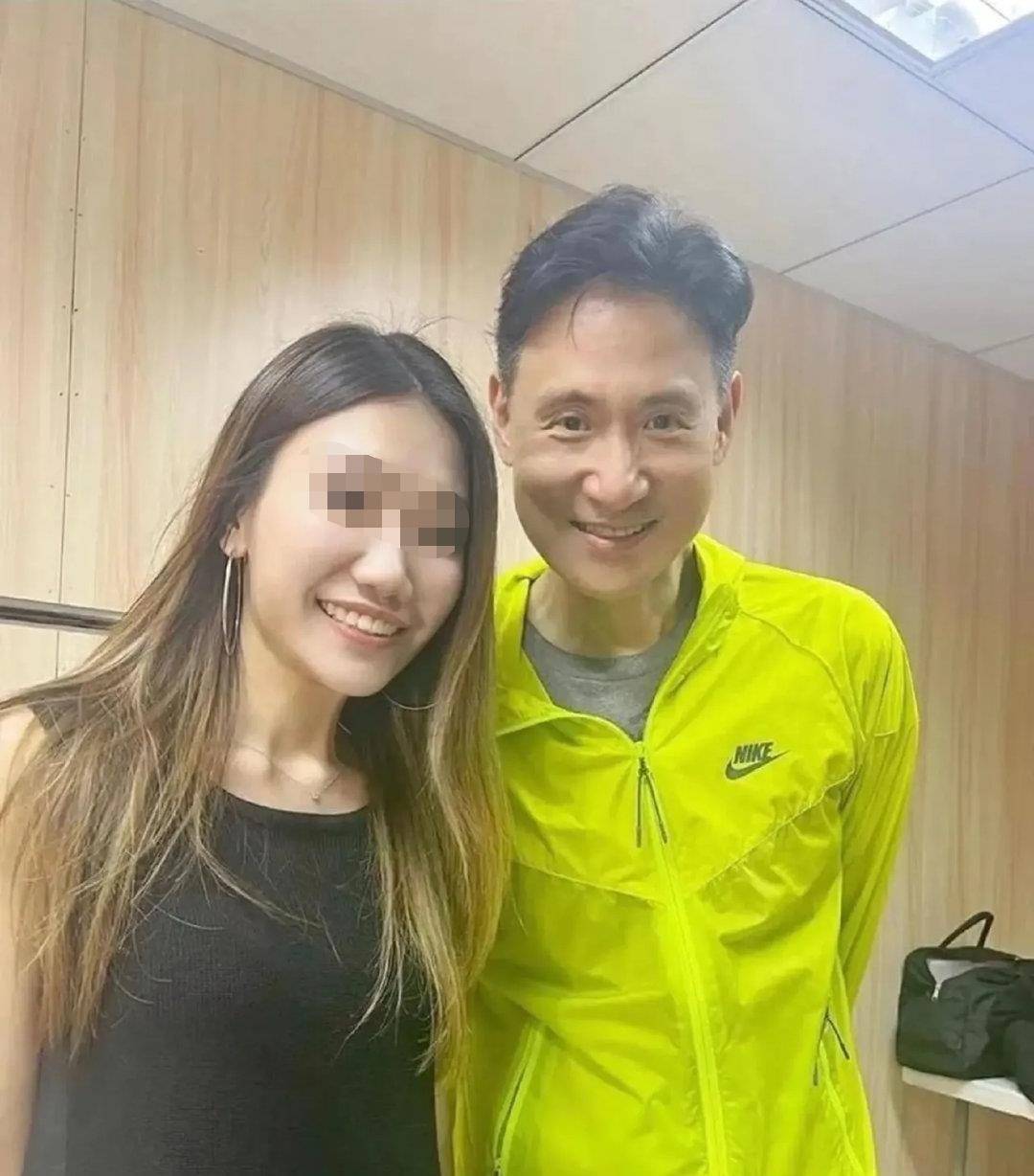 5月23日,有网友偶遇张学友并晒出了一张合照,曝光出张学友的近况,画面