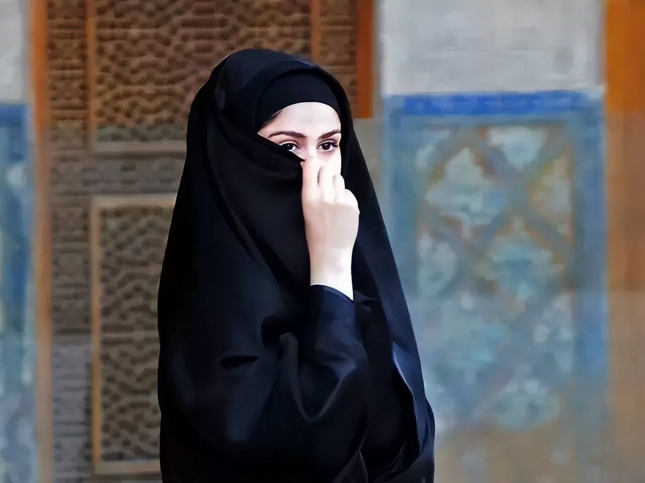 伊朗女子“未恰当佩戴头巾”被拘后死亡 伊朗女性为何要戴头巾？