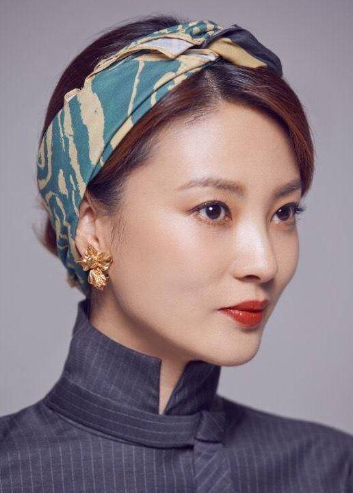 原创刘芳菲近照非常的优雅迷人她已经43岁了婚姻感情尽皆成谜