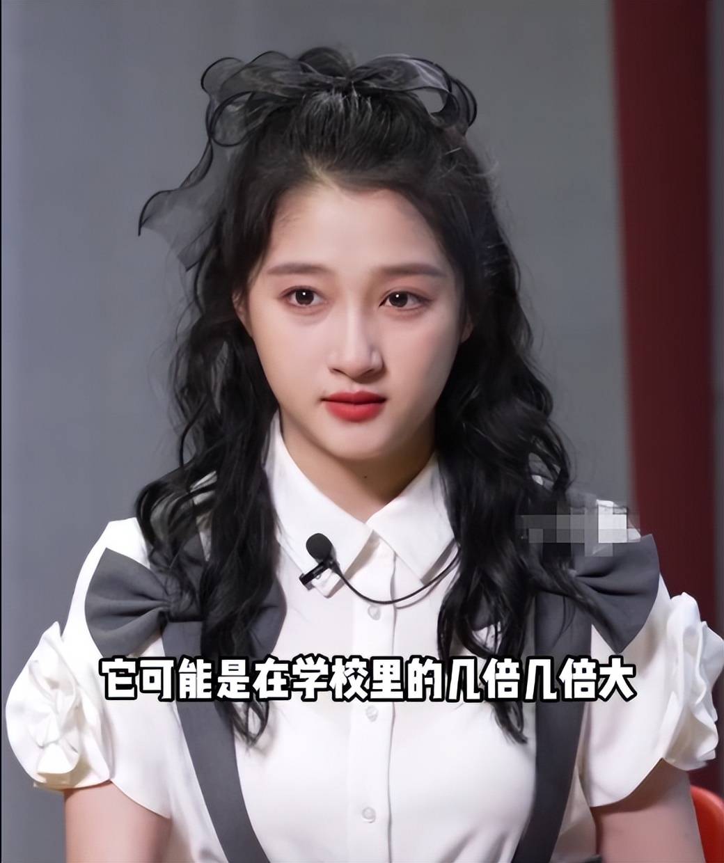 原创关晓彤采访视频传出脸上略微发福眼袋明显尽显疲态