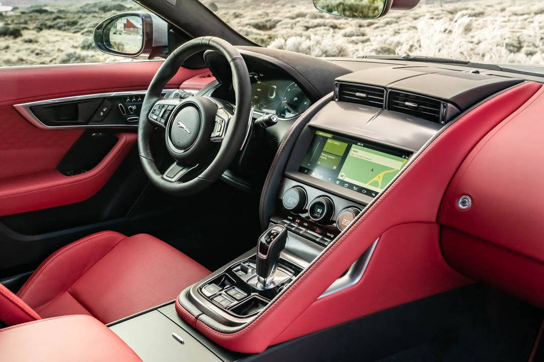 内饰方面,捷豹f-type内饰布局与其它车型基本保持一致,整体以哑光黑