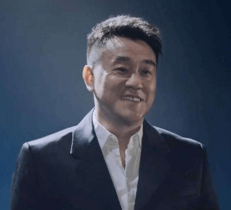 他是老戏骨一顿饭私定终身,娶同桌做老婆,妻子倒贴5000元办酒席_何冰_