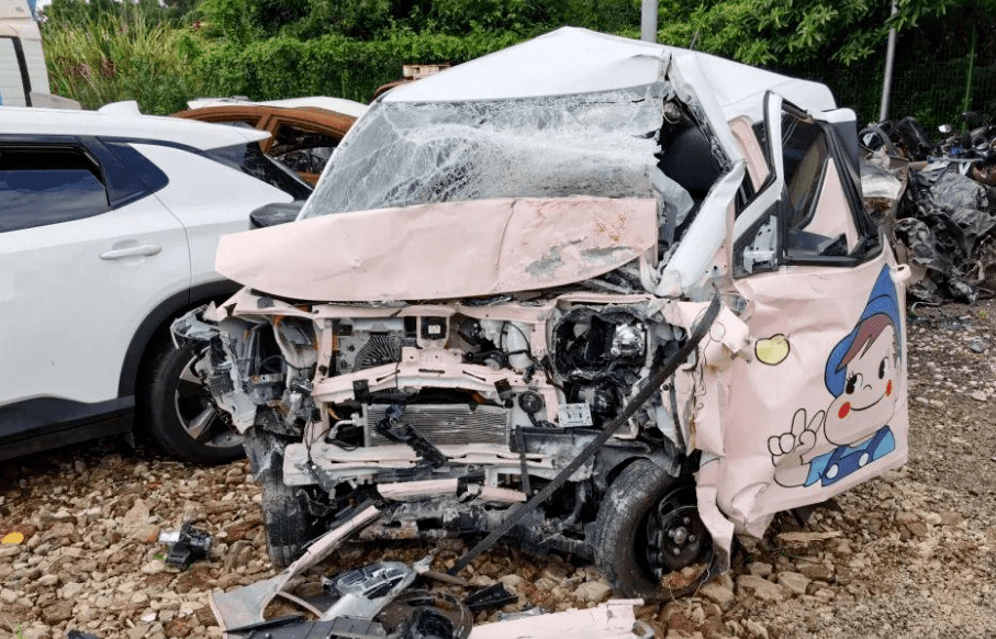 五菱宏光miniev撞桥墩女司机身亡要钱还是要命考虑下