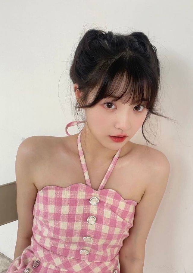 张楚寒粉色挂脖格裙造型元气俏皮秀香肩又纯又欲
