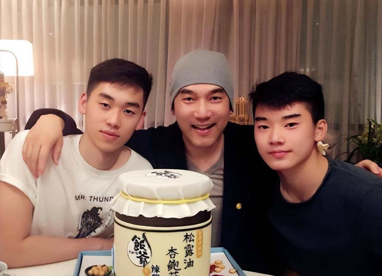 长发耳钉太扎眼,颜值被嘲不如爹_林子濠_毕业_林子轩