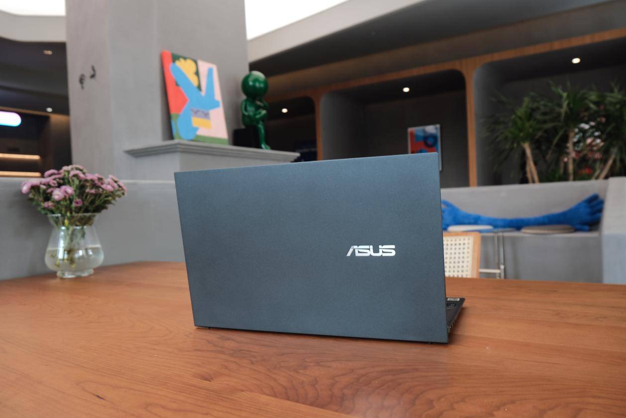 华硕灵耀x凌锋单手托起的轻薄本小体积强性能