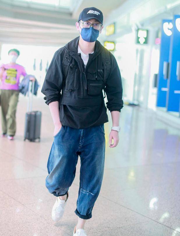 朱亚文夫妇罕见同框他为凹造型不系鞋带沈佳妮牛仔裤洞好大