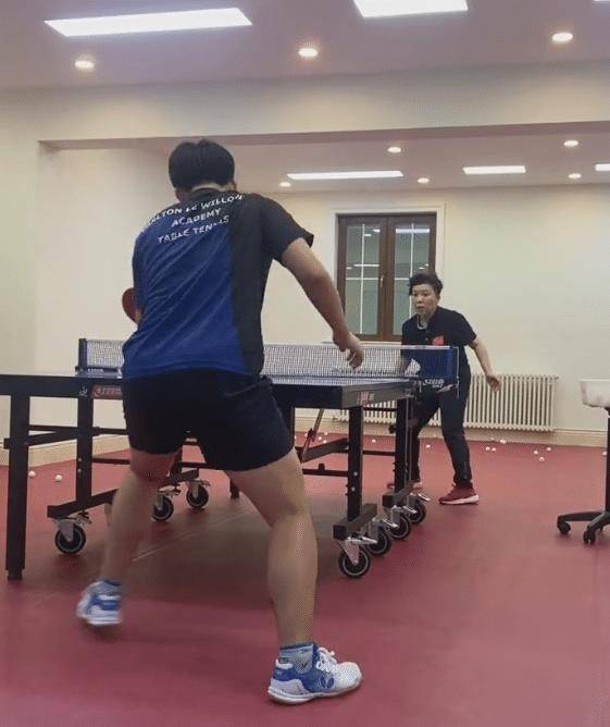 稍早,邓亚萍在社交平台上分享了一段陪儿子练球的视频,老公林志刚也