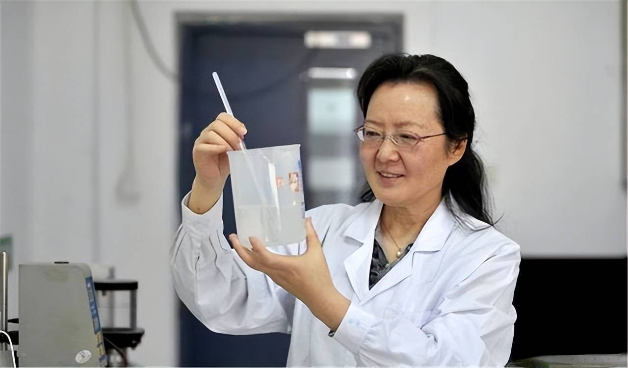 很快,张美云就从教师,副处长,副主任,学院院长……一路升任到了副校长