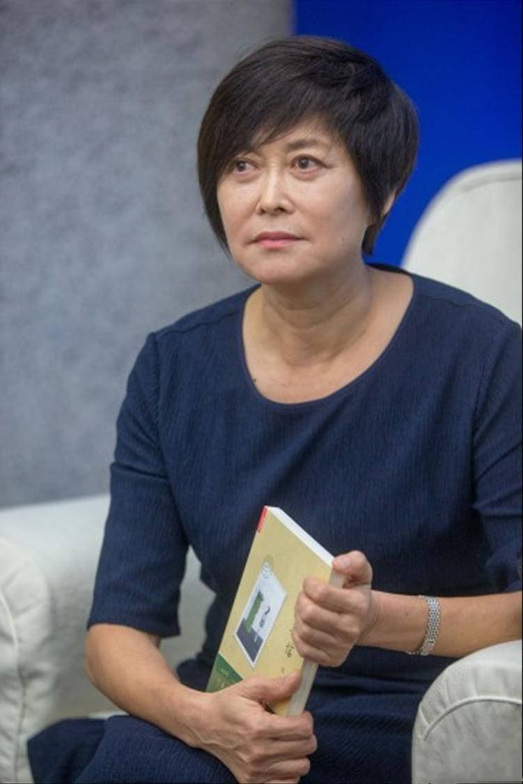 66岁的敬一丹罕见现身她退休六年了还是那么的朴素知性温婉