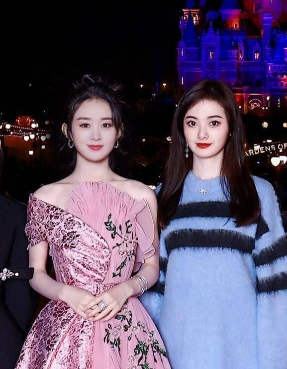 时尚网红晒与赵丽颖迪士尼合影,被嘲滤镜太过,颜值不如女明星_气质