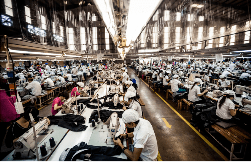 越南胡志明市的一家服装厂实际上,拿着这样微薄的收入进厂的,是越南