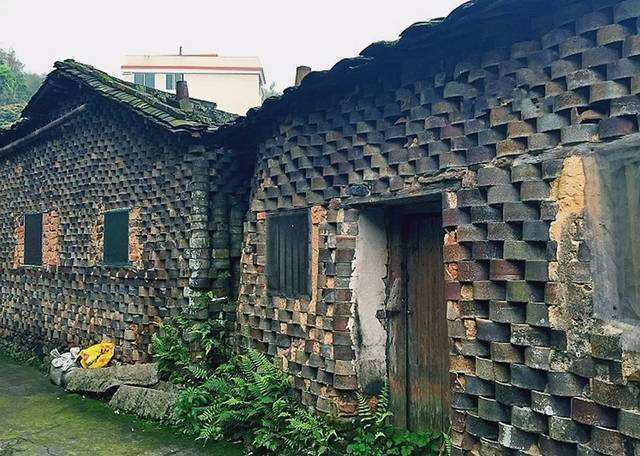 福建超奇葩村落，墙壁由碗丕建造，废物利用冬暖夏凉，功能多