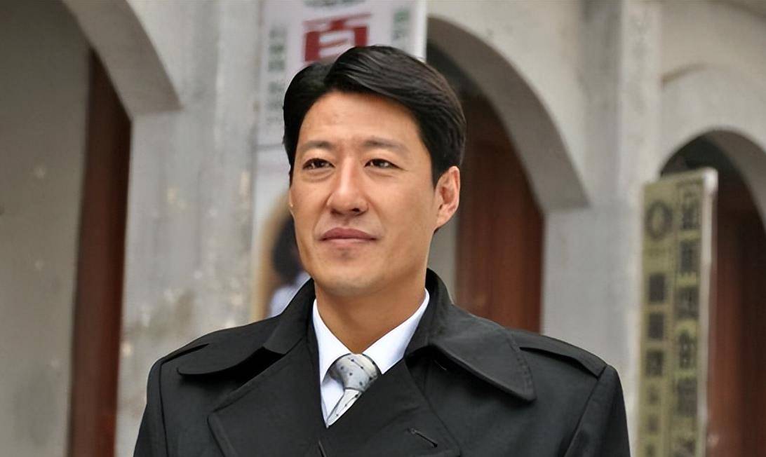 于震进入娱乐圈可谓是拍了不少的剧,不仅演戏还当导演,甚至还演了话剧