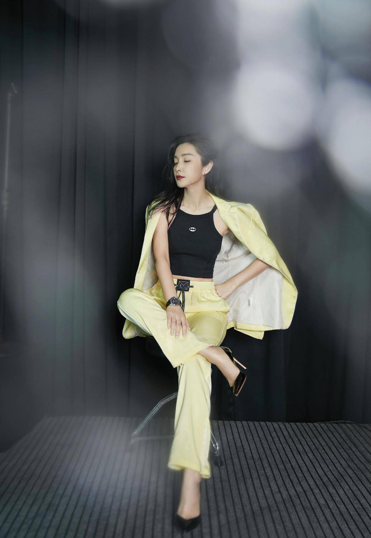 48岁李冰冰容颜未老,一身玫红色西服套装干练潇洒,霸气潇洒